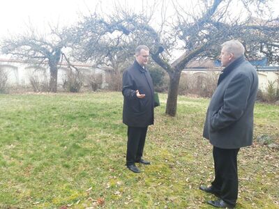 Andreas Schwarz besichtigte Anfang März mit Stadtkämmerer Bertram Felix die Gartenanlagen um St. Getreu