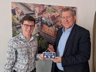 Der 18-jährige Simon aus Frensdorf mit seinem Parlamentarischen Paten Andreas Schwarz