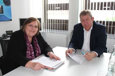 Andreas Schwarz im Gespräch mit der Leiterin der Arbeitsagentur, Brigitte Glos