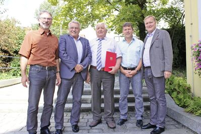 Der für 60 Jahre Mitgliedschaft geehrte Karl Stretz umrahmt von Polit-Prominenz